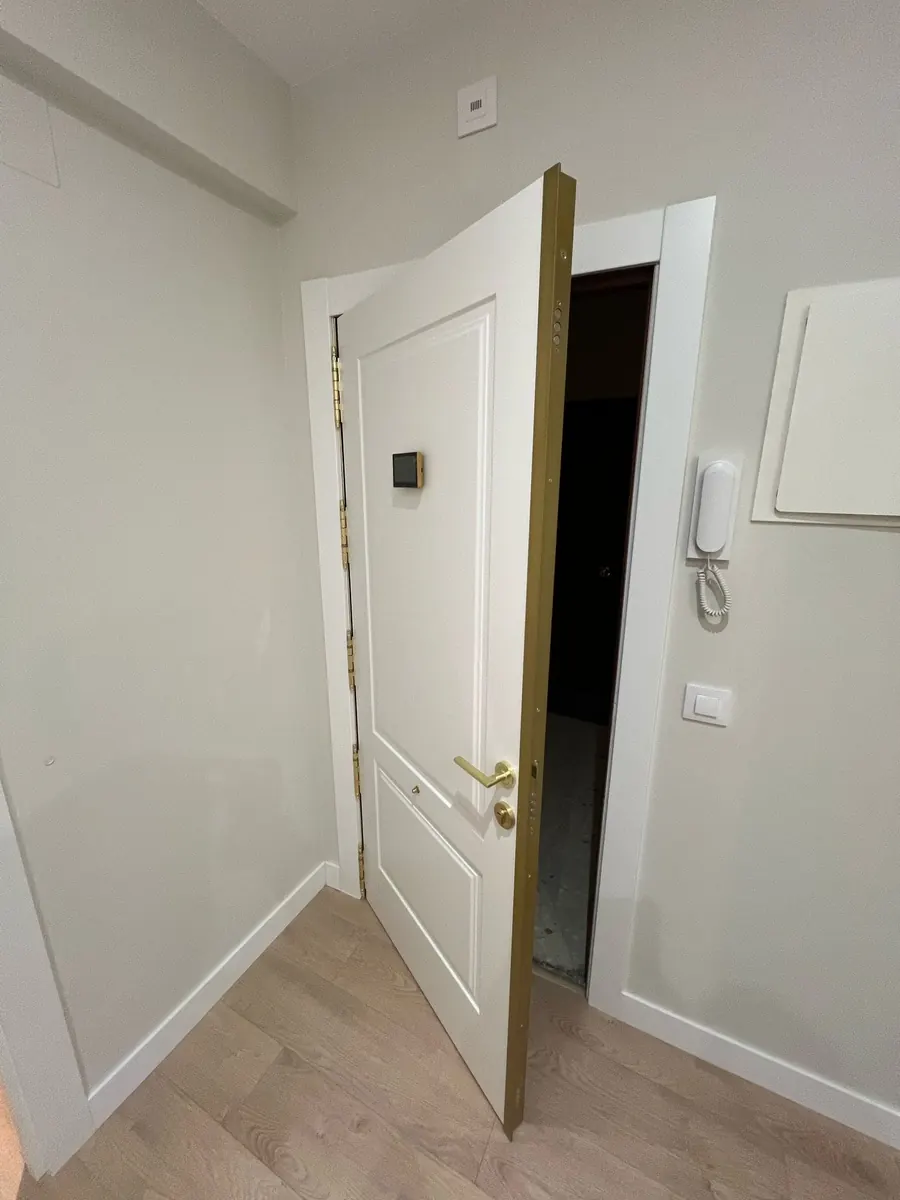 Trabajo realizado por Karpintec: puertas lacadas en blanco