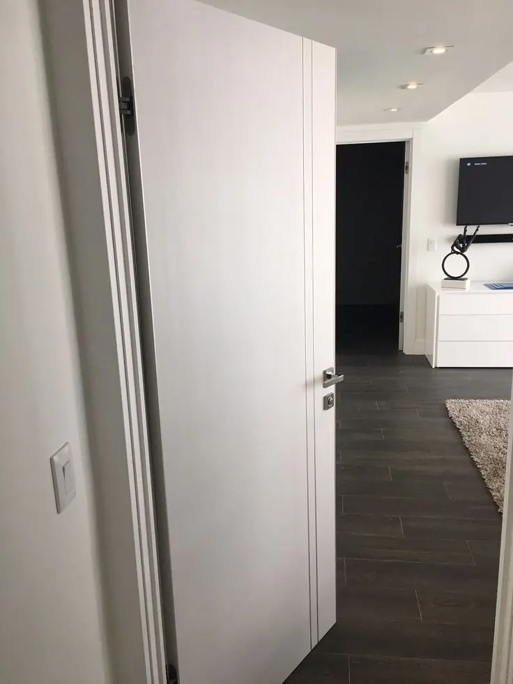 Canto de una puerta lacada con su manilla